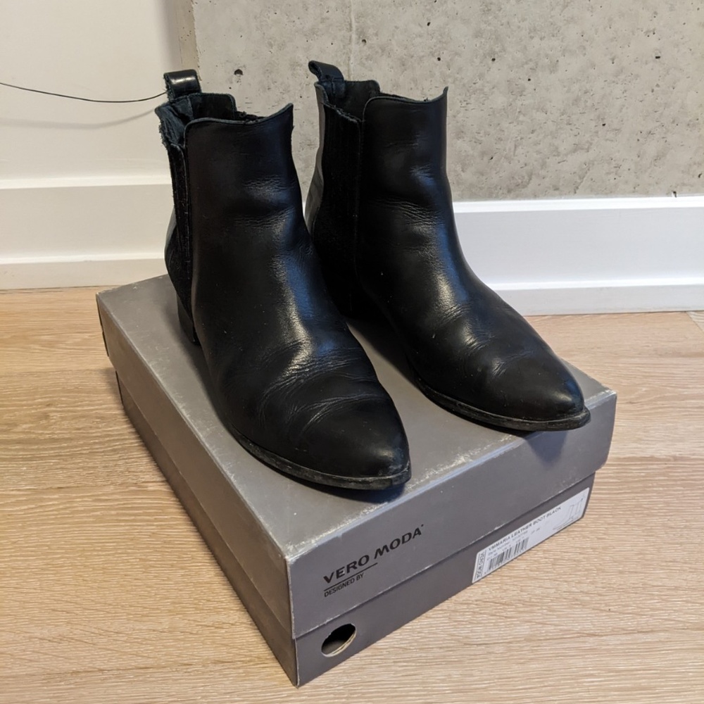 Vera Moda Maria black leather Chelsea boots, shoes US 7/ EU 38 (fits like US 8)